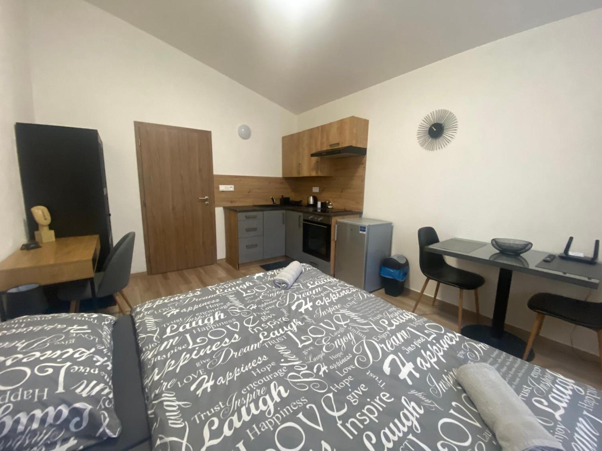 Cerna Ruze - Apartman 7 Пилзен Екстериор снимка