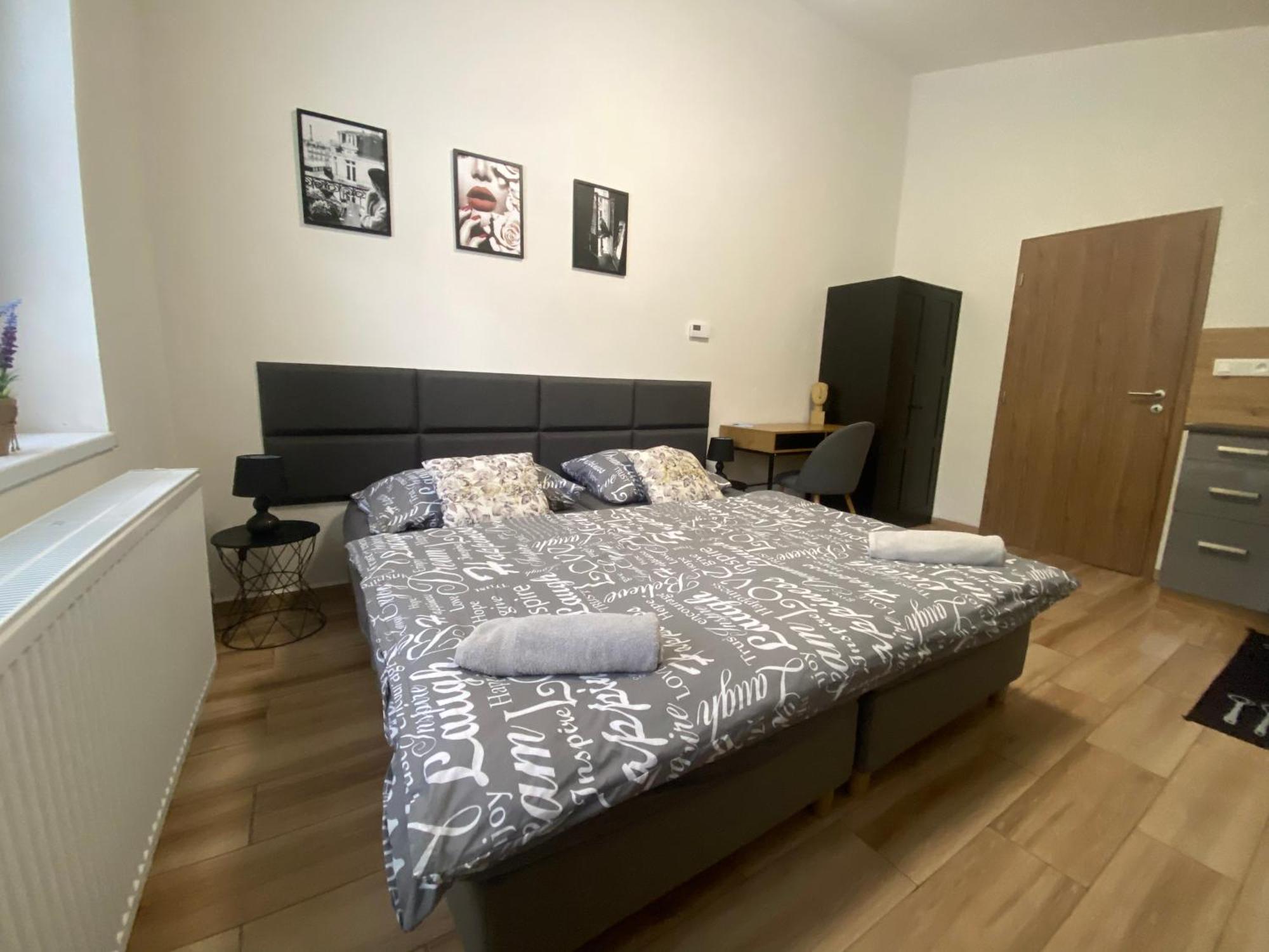 Cerna Ruze - Apartman 7 Пилзен Екстериор снимка