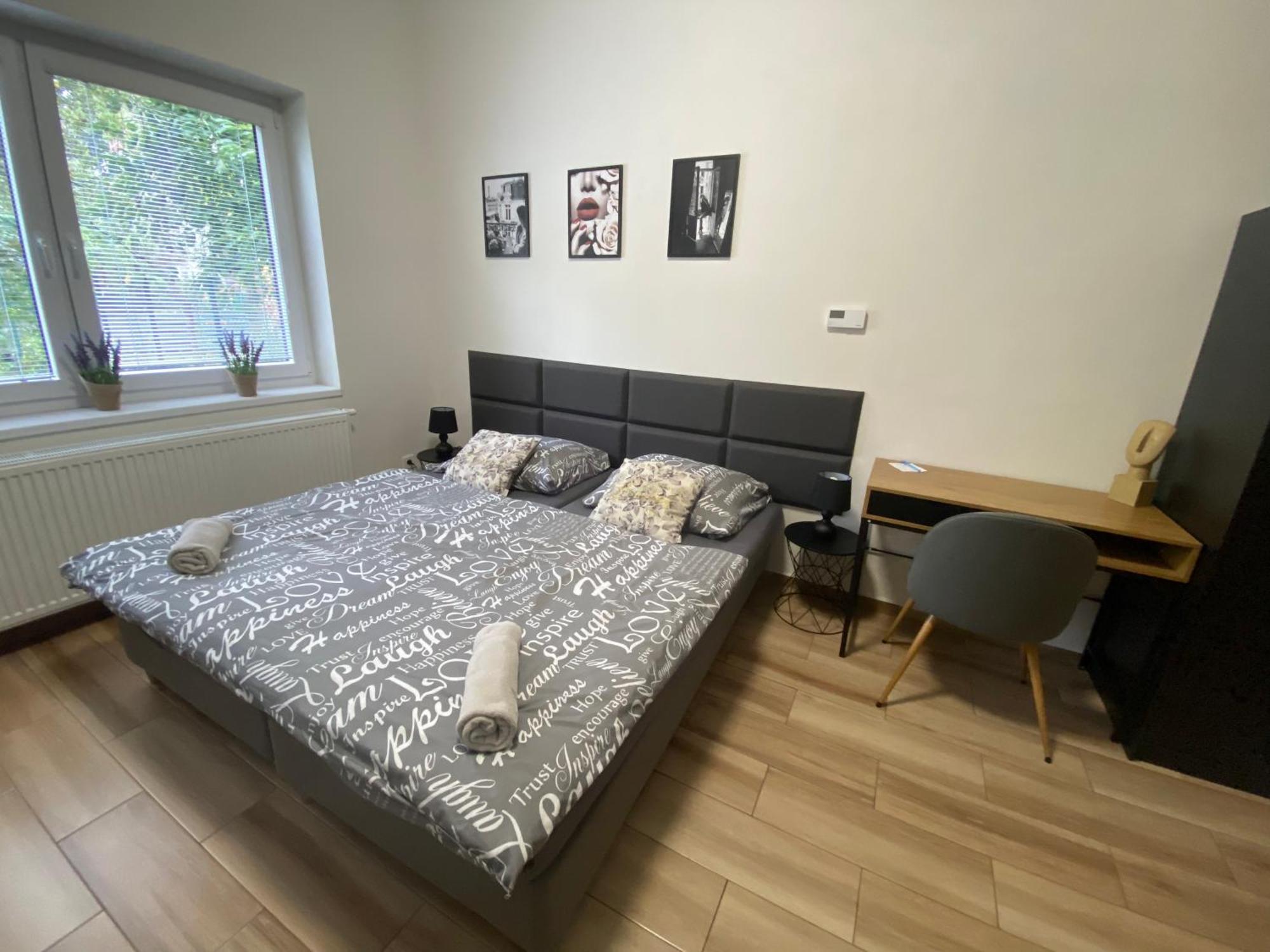 Cerna Ruze - Apartman 7 Пилзен Екстериор снимка